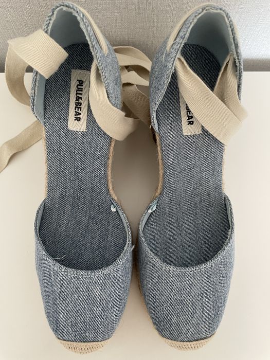 Босоножки на танкетке pull and bear