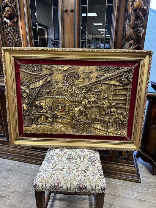 Tablou decorativ în relief – scenă tradițională, rășină, ramă aurie