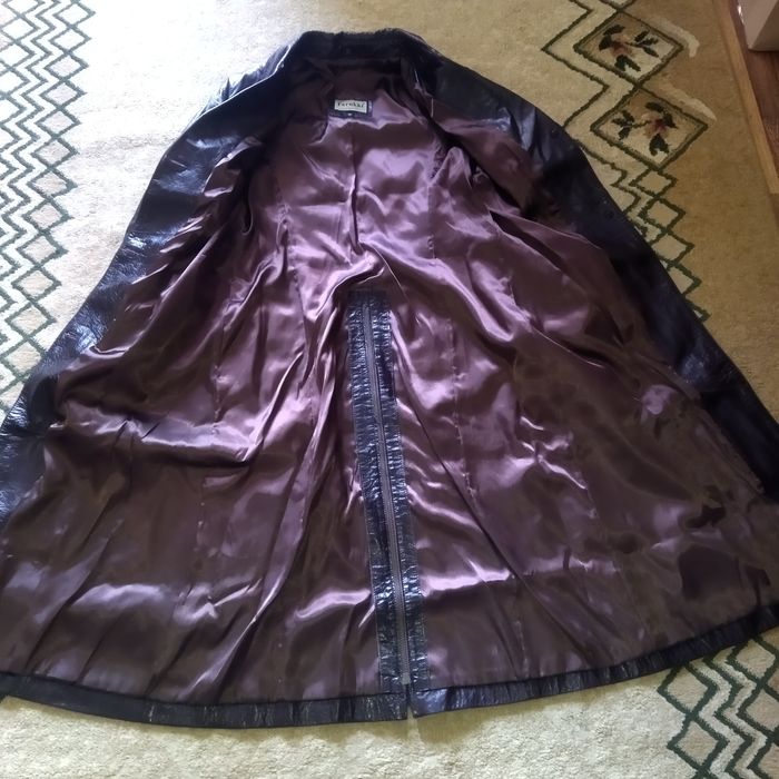 Женски кожаный плащ,куртка