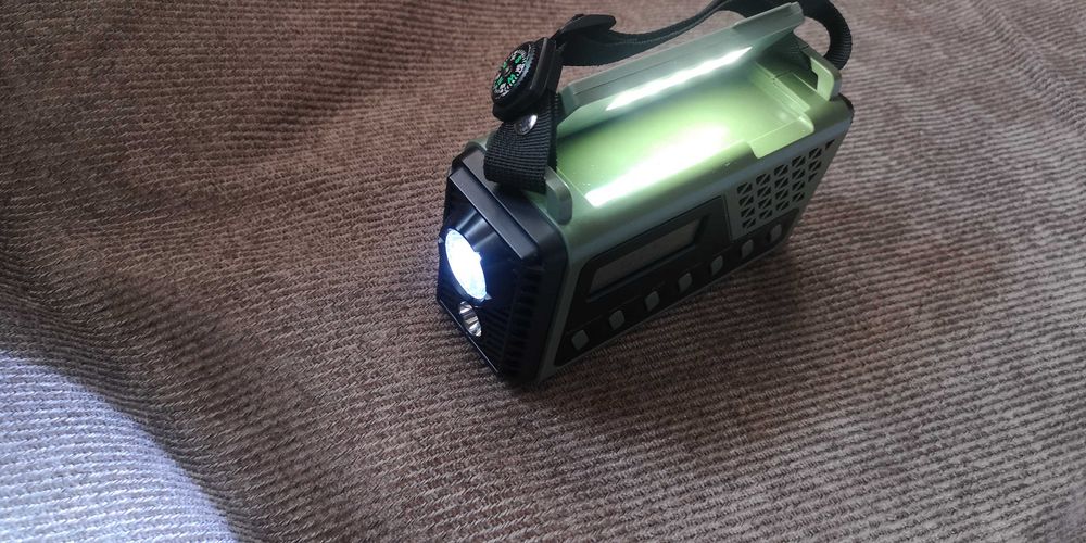 Мултифункционално радио с Bluetooth и 5 вида зареждане