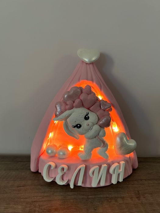 Персонализирана детска лампа със зайче.