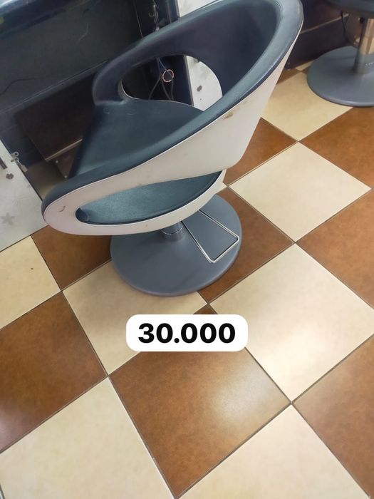 Салон красоты. Кресло. Столы