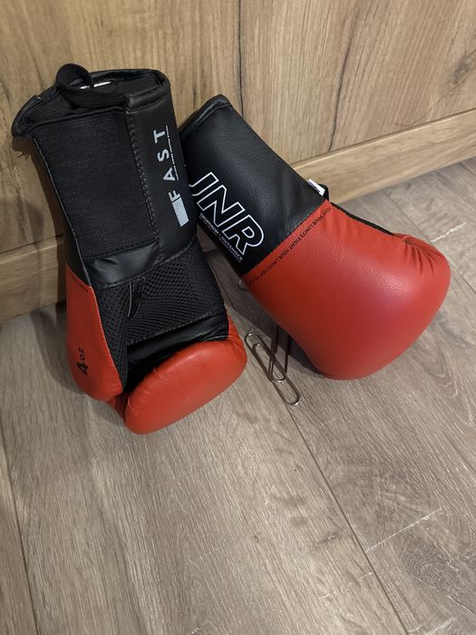 Детска боксова круша от Декатлон и ръкавици