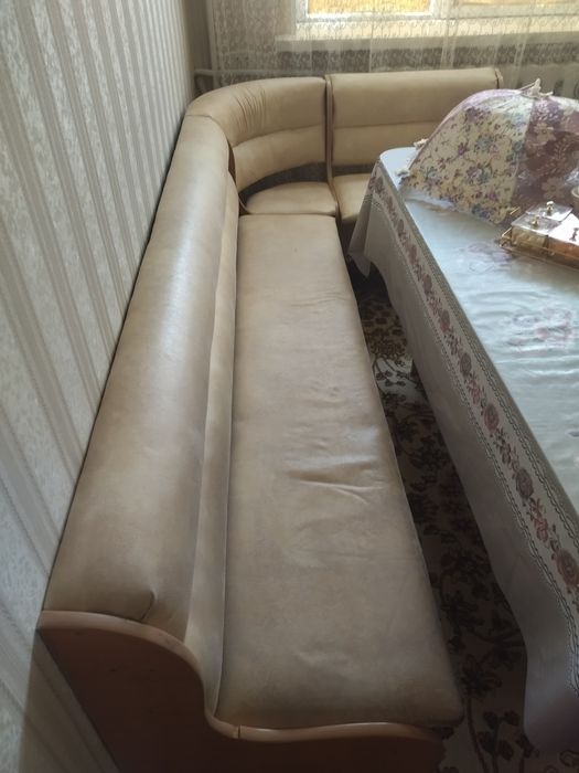 Кухонный уголок с двумя табурет