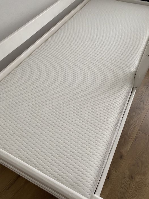 Pat din lemn masiv cu saltea