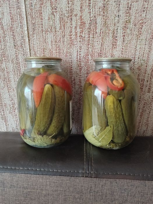 Солёные помидоры и огурцы.