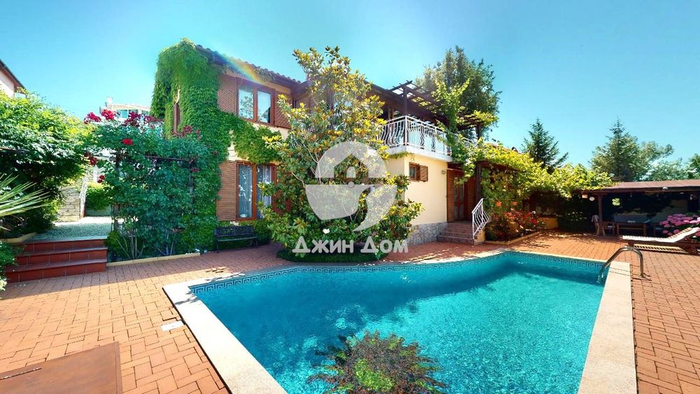 Двуетажна обзаведена къща с басейн, с. Кошарица.