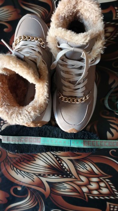 Цена снижена!!                                Продаю теплые ботинки