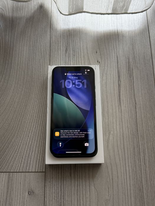 Iphone 13, culoarea verde. Vine si cu husa.