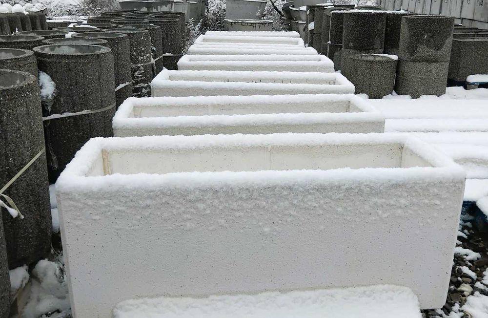 Jardiniera din beton cu marmura alba 120 cm – mobilier urban