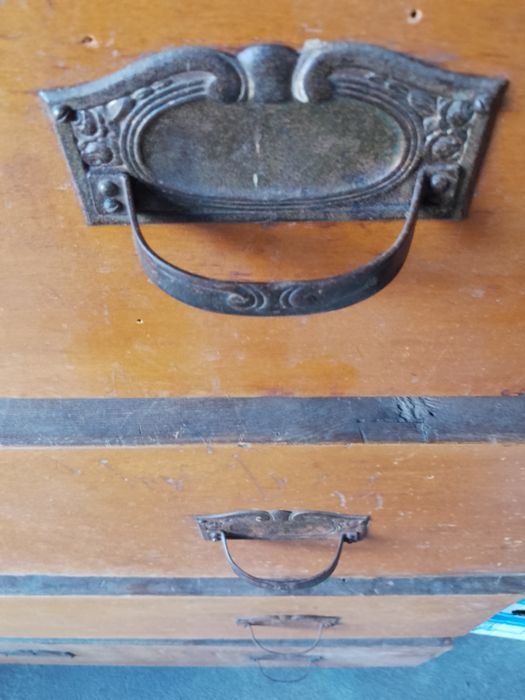 Стар дървен скрин