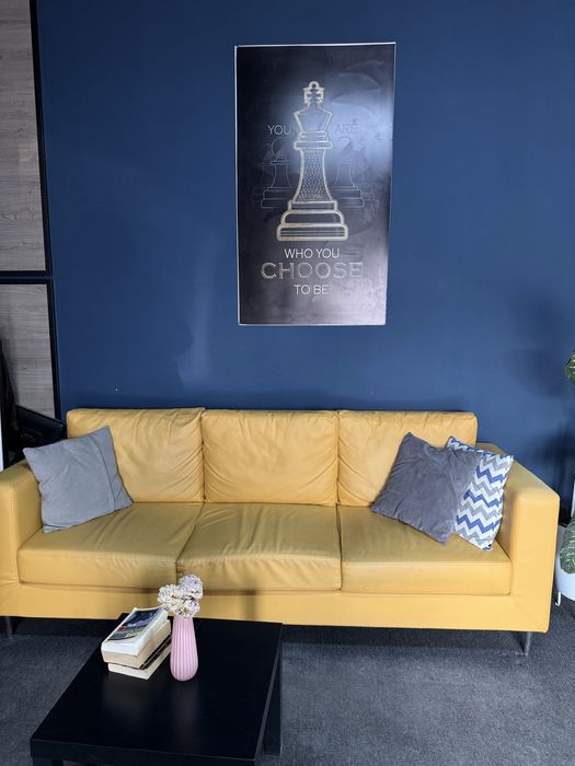 Продаётся стильный офисный диван