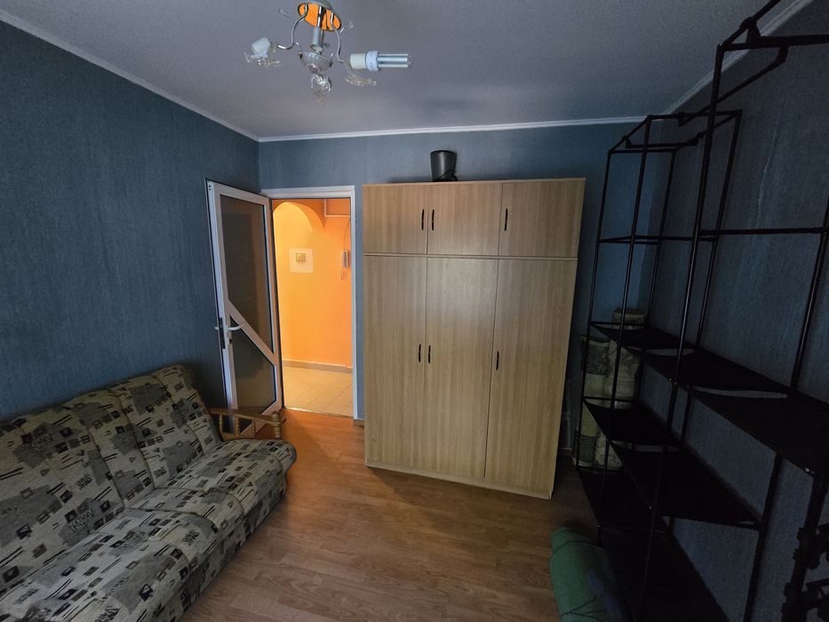 Inchiriez apartament 3 camere semidecomandat