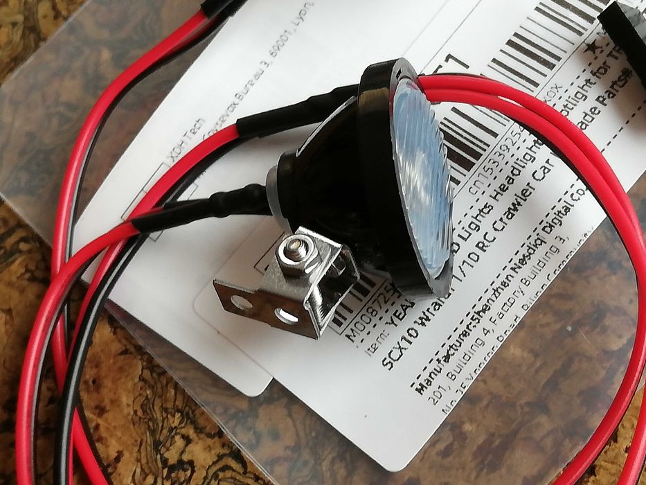 Automodel faruri rotunde D= 2,4cm, patrate L=2cm talpa metal reglabila