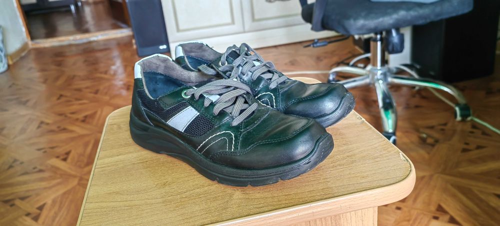 Продам ботинки на мальчика р. 39