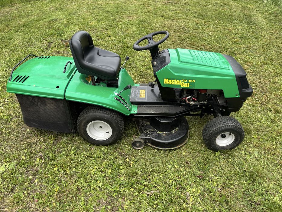 Tractoras de tuns gazonul