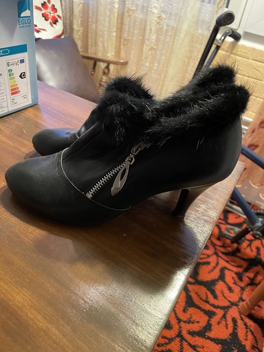 Papuci piele marime 38 (2 + 1 gratis )