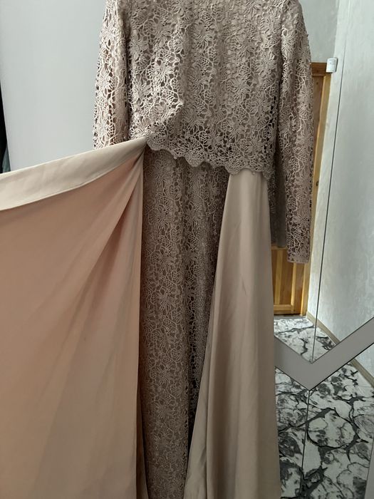 Длинное платье комбинированное с гипюром и атласом