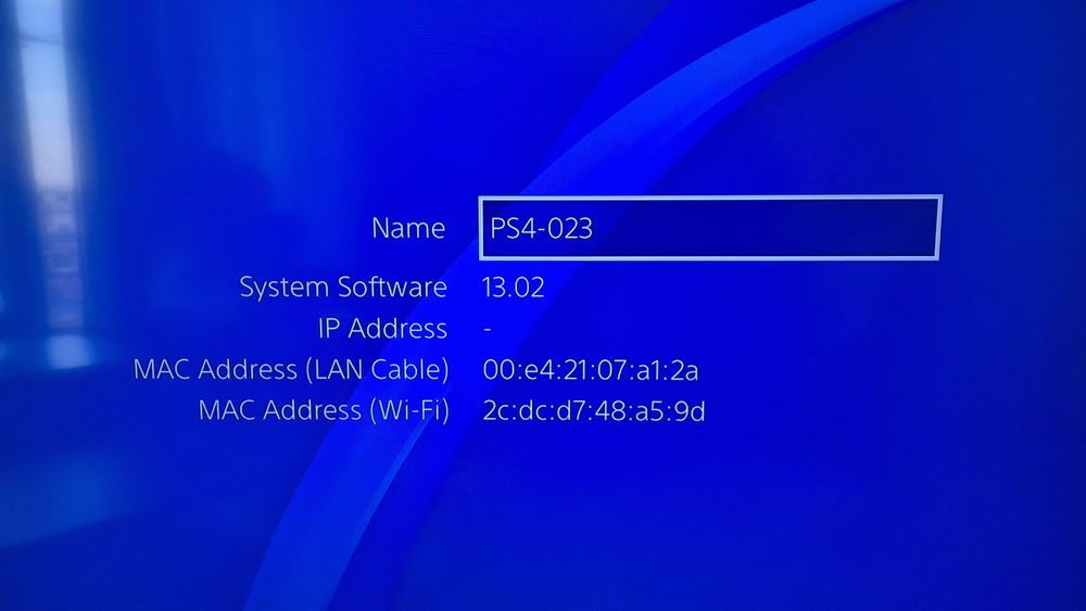 Конзола PS4 Slim CUH-2216A 500GB с джойстик, кабели, слушалки и книжки