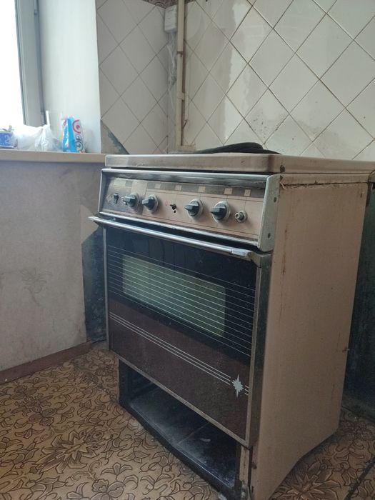 Продам четырехкомфорочную газовую плиту