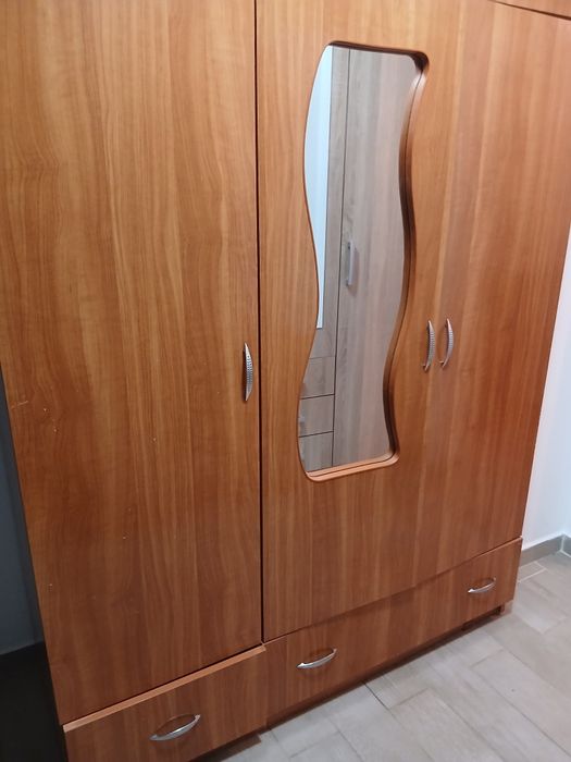 Vând șifonier stare bună