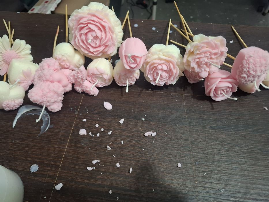 Lumânare decorativă tip buchet – cu ursuleț din ceară parfumata.