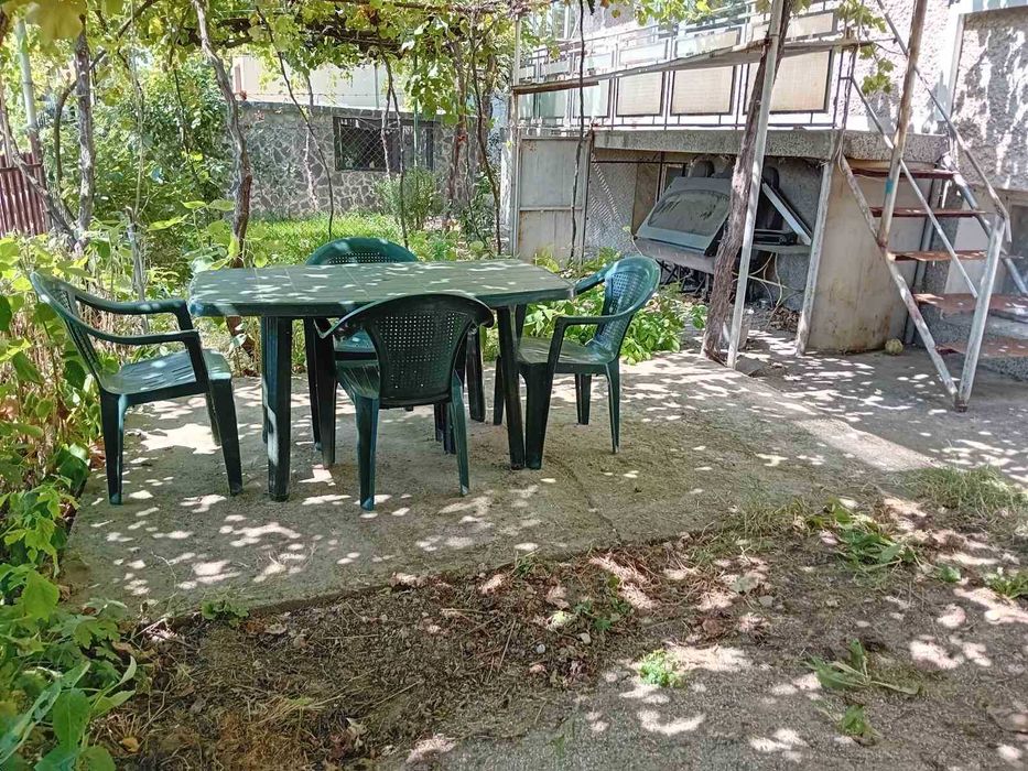 Самостоятелен  първи етаж от масивна  къща с магазин