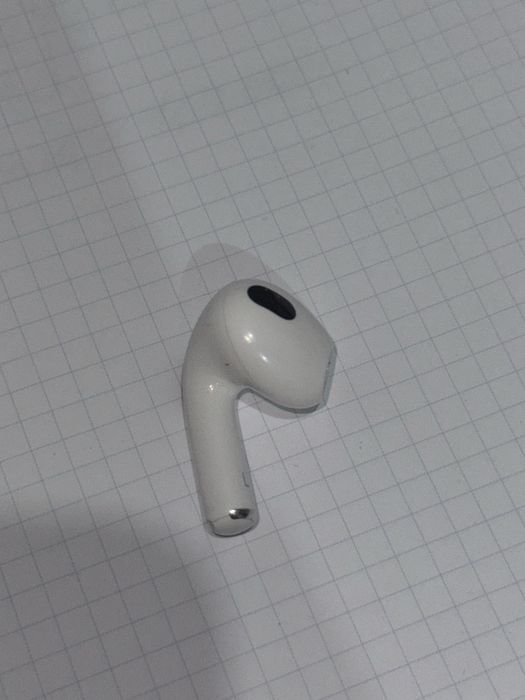продам левый наушник airpods 3