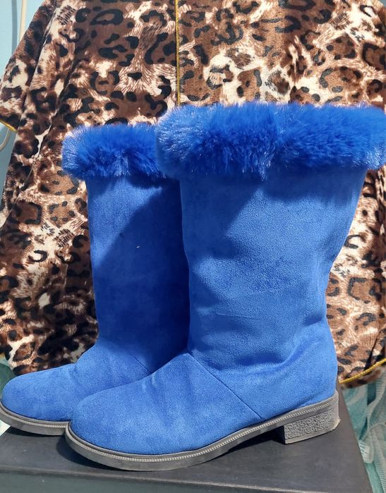Дамски ботуши кралско синьо от набук.