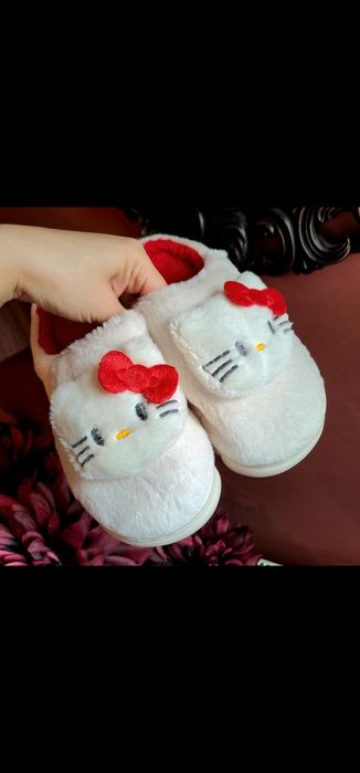Papuci de casă Hello kitty pret redus 50 lei