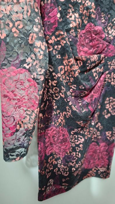 GUESS  с флорален принт в бордо тонове и драпиран детайл –EU 32