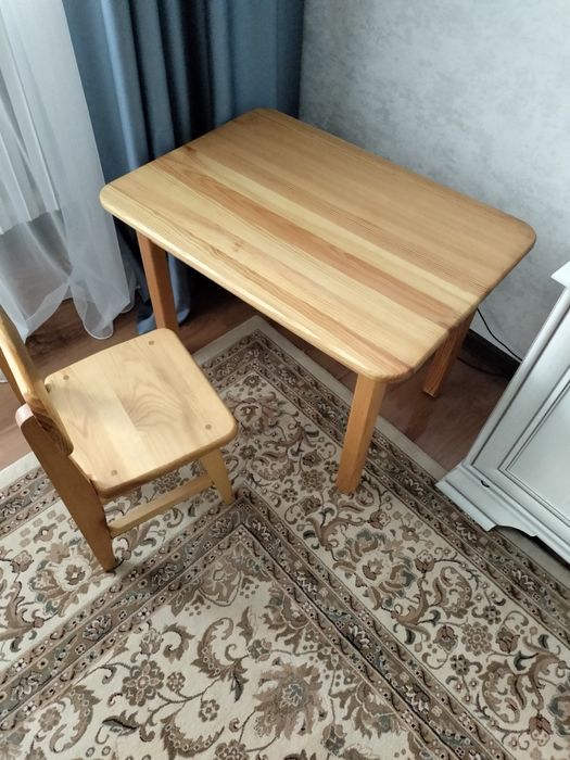 Стол со стулом из натурального дерева