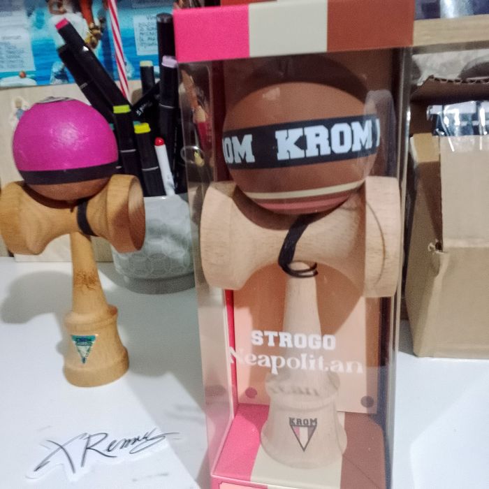 Vând kendama strogo neapolitan și Ken de slaydawg 4 cu tama de okendama Kandy  PRET: 170,200
