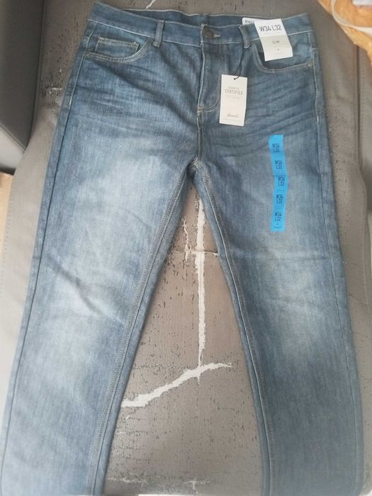 Дънки нови, прави, 99 см е обиколката горе, дължина на дънките 110 см.