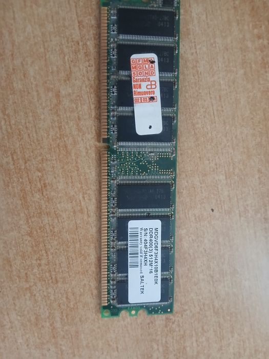 memorie RAM de tip DDR1 cu o capacitate de 512 MB.