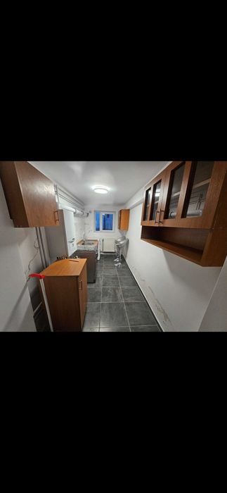 De închiriat: apartament 2 camere, curte și parcare –  aproape de oraș
