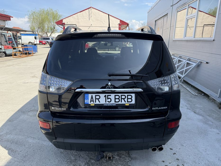 MITSUBISHI OUTLANDER 2.2 DI-D 156 cp Automat, 7 locuri .
