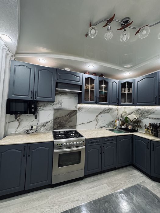 Кухонный гарнитур серый