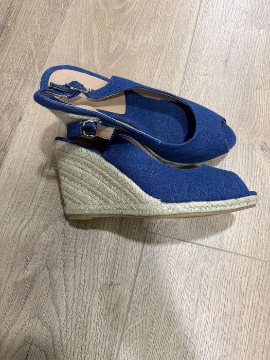 Женские босоножки