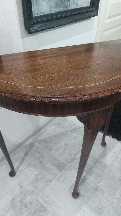 Конзолна     маса