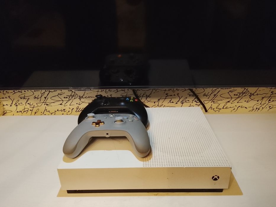 Xbox One S 1 Tb 2 manete