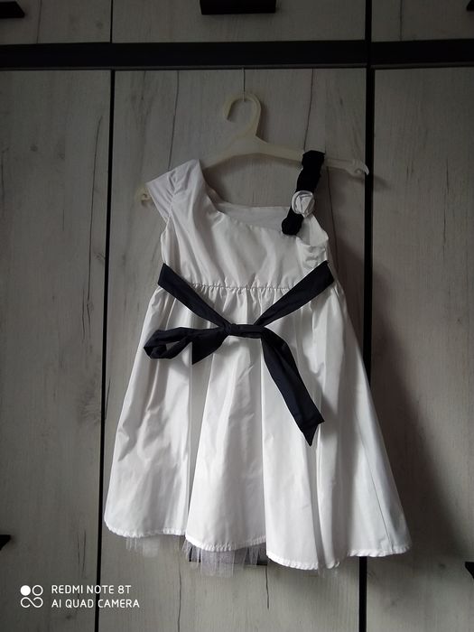 Бяла рокля с рози на рамото