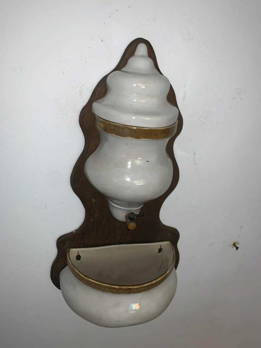 Cismea de perete din porteln cu capac asezata pe lemn