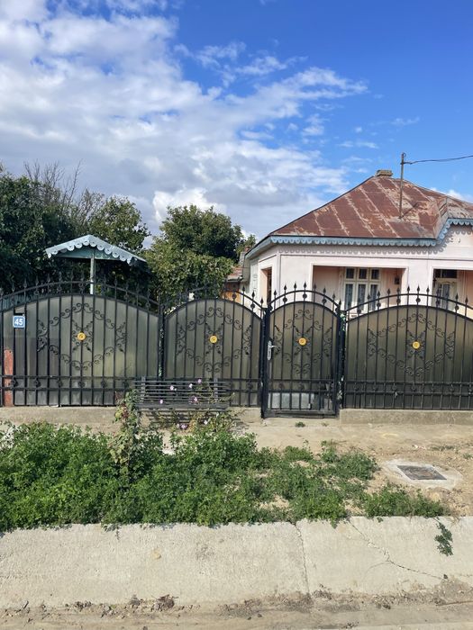 Vand casa  cu toate utilitatile