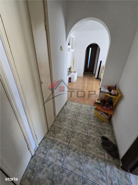 Mircea cel Batran, 3 camere decomandat, geam la baie, etaj intermediar
