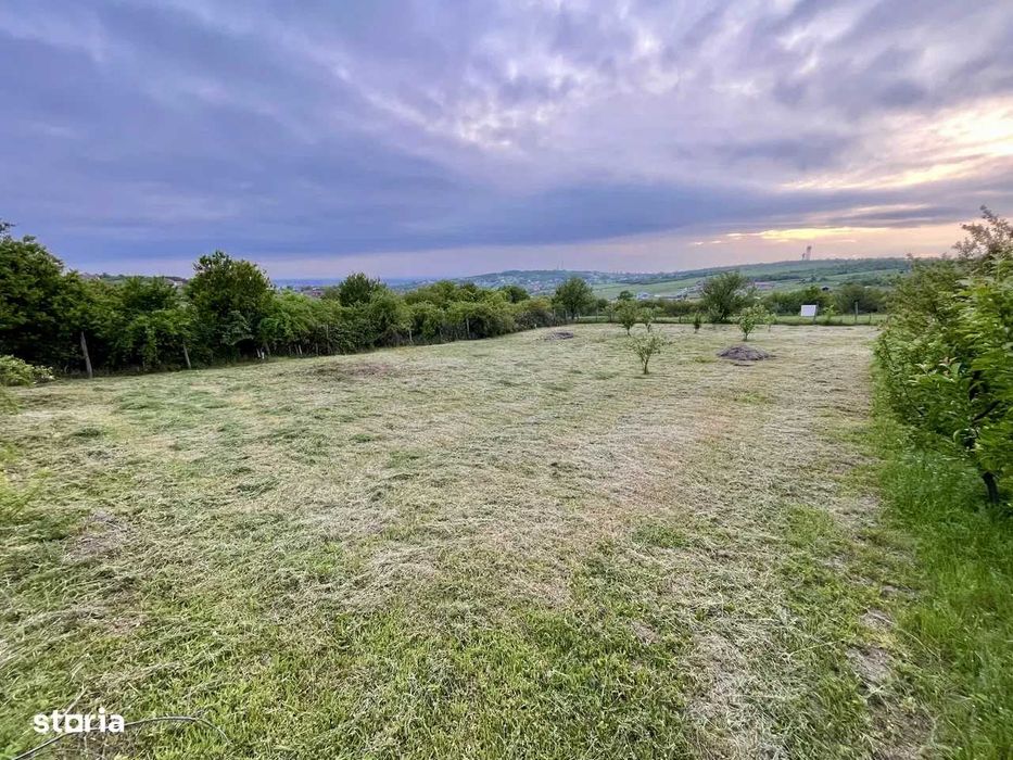 Vând teren intravilan cu panoramă superbă zona de dealuri