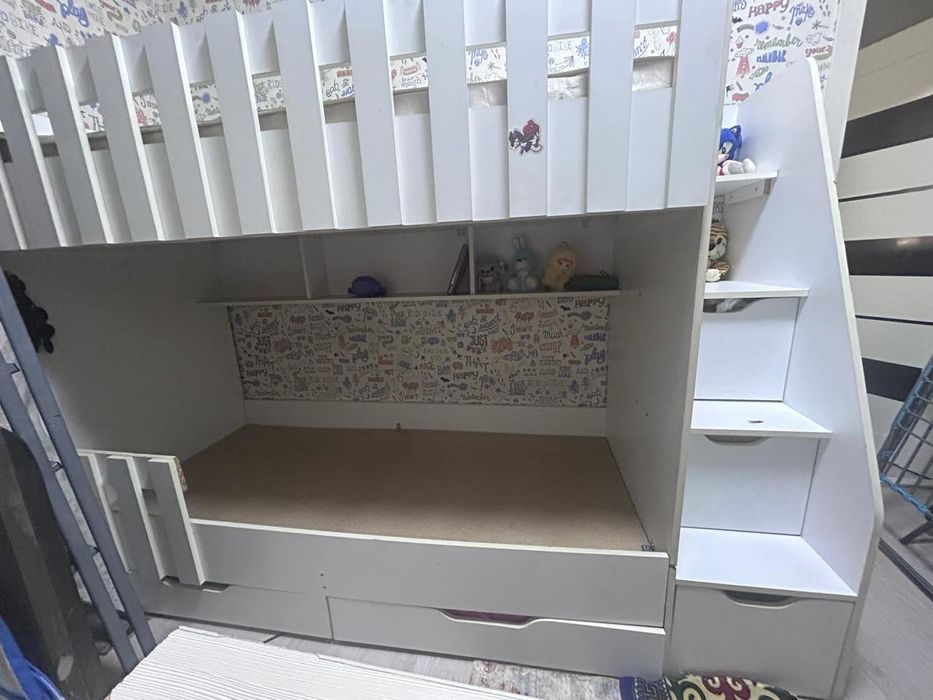 Продам двухъярусную кровать.