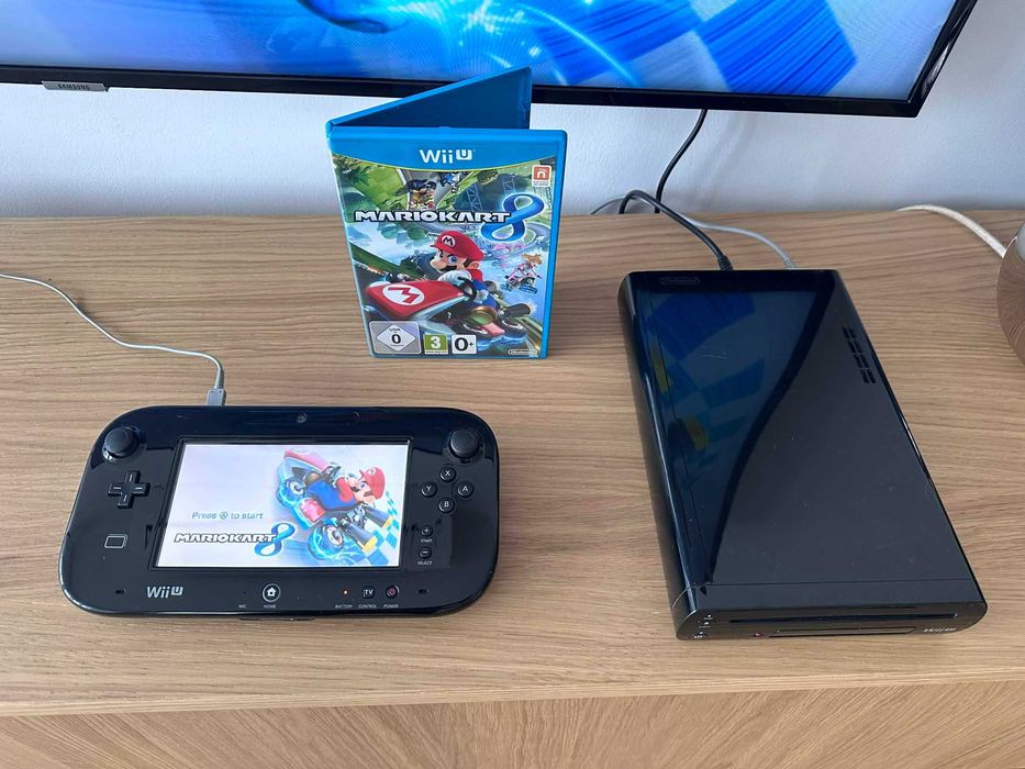 Перфектна Nintendo Wii U Нинтендо + 2 игри Mario Kart