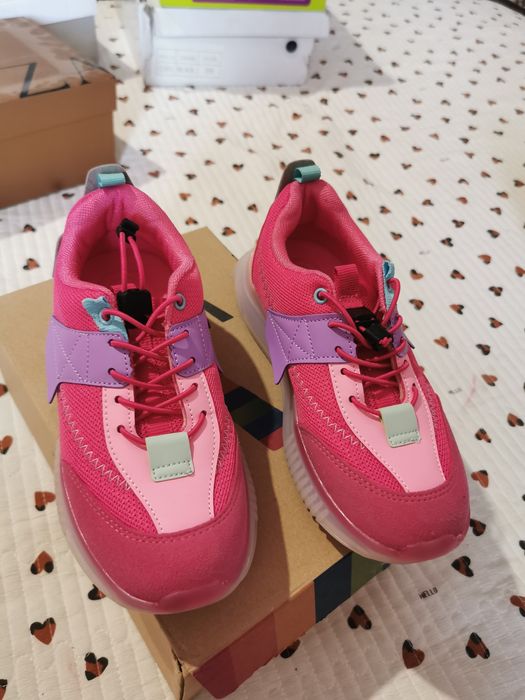 Продам детские кроссовки