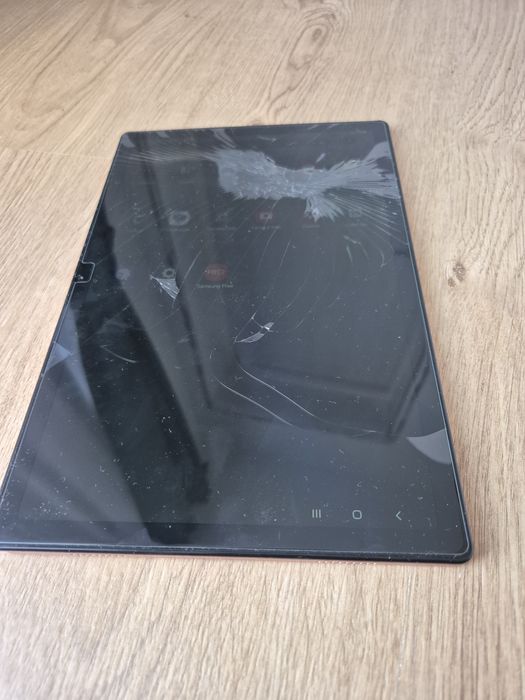 Pachet tableta Samsung Galaxy tab 8 display ciobit, touch funcțional  + tastatura bt